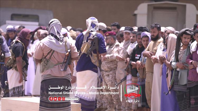 يتقدمهم رئيس الأركان.. قيادة درع الوطن تؤدي الصلاة على جثمان المقدم فرج الأغبري