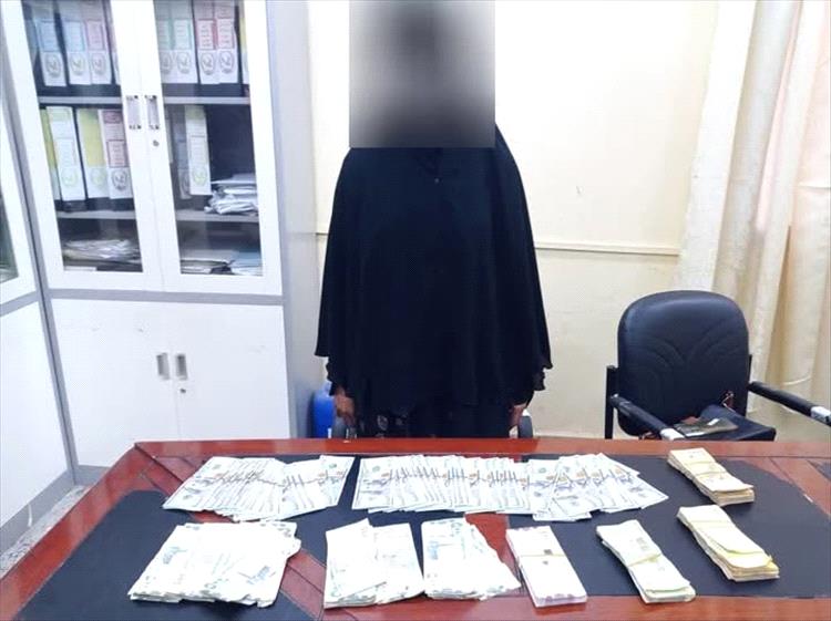 شرطة كريتر تضبط متهمة بسرقة آلاف الدولارات من منزل في عدن