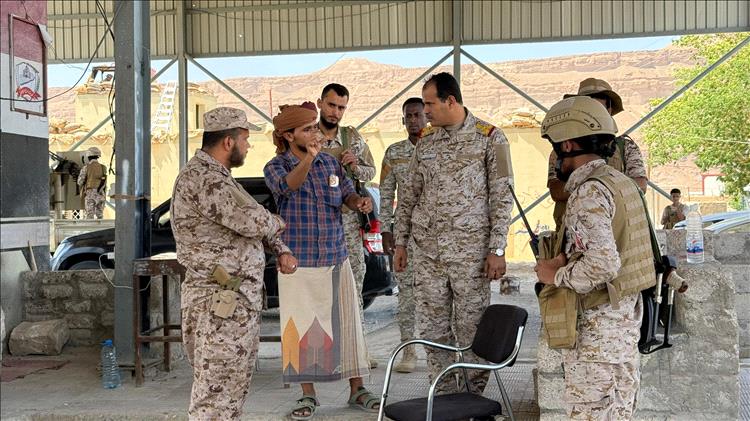 بتوجيهات قائد المنطقة العسكرية الأولى.. رئيس العمليات يتفقد نقاط وادي حضرموت