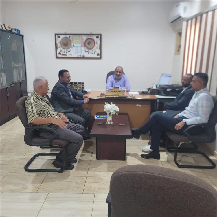 محافظ الضالع يناقش مع مدير فرع الصندوق الاجتماعي للتنمية بعدن احتياجات المحافظة من المشاريع الخدمية والتنموية