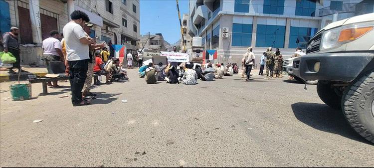 احتجاجات لجنود اللواء الثالث حزم أمام معاشيق بعد قرارات فصل واسعة