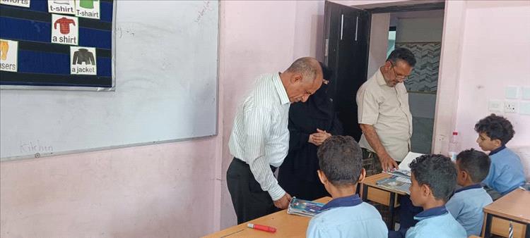 مدير تربية لحج يقوم بزيارة مفاجئة لمدرسة رؤيا المستقبل لتفقد العملية التعليمية