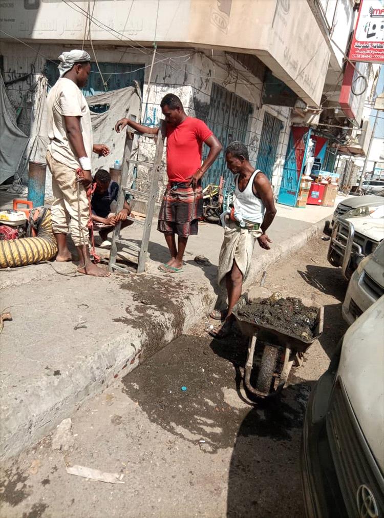 فرق مياه عدن تنفذ حملة تصفية وفتح انسدادات شبكات الصرف الصحي في الشيخ عثمان ودارسعد