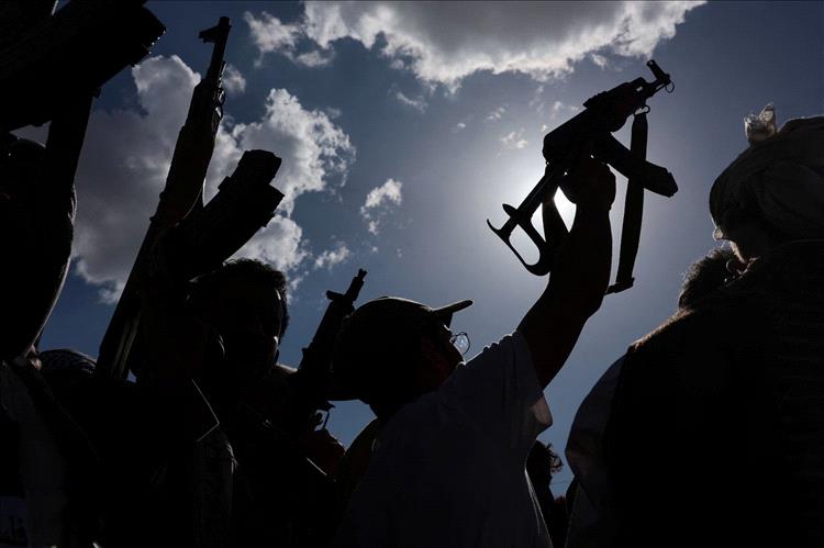 خبراء يحذرون من استخدام إيران ورقة الحوثيين في البحر الأحمر: ستكون صدمة اقتصادية جديدة