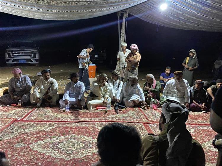 مخيم عيص بحضرموت يسمح بمرور قواطر وقود كهرباء المهرة بعد وصول وفد برئاسة وكيل المهرة