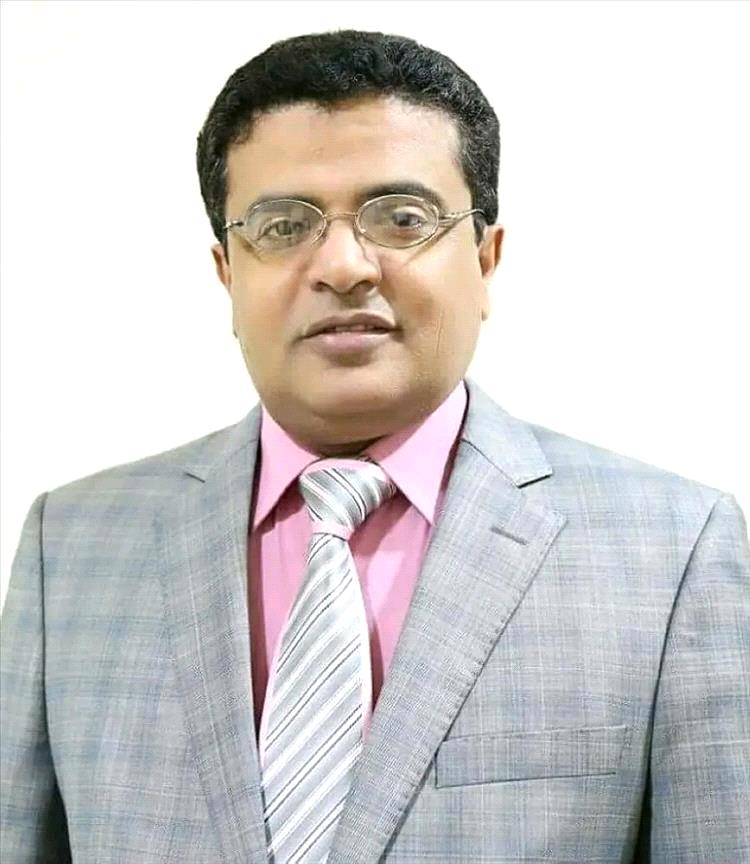 محمد قيزان ينتقد غياب العلم الرسمي في بعض اجتماعات المسؤولين ويدعو إلى احترام رمزية الدولة