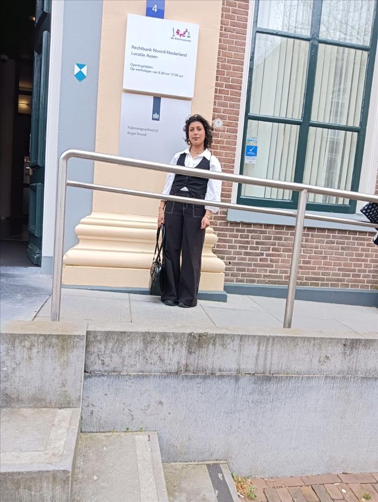 الاتحاد العالمي يهنئ روى علي كأول يمنية تحصل على الاعتماد الرسمي من المحكمة في هولندا.