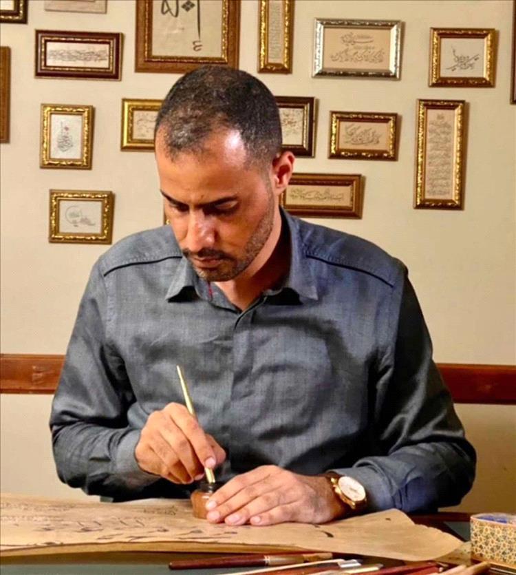 الخطاط الدكتور زكي الهاشمي يحصل على الإقامة المميزة ويعبّر برسالة وفاء للمملكة العربية السعودية