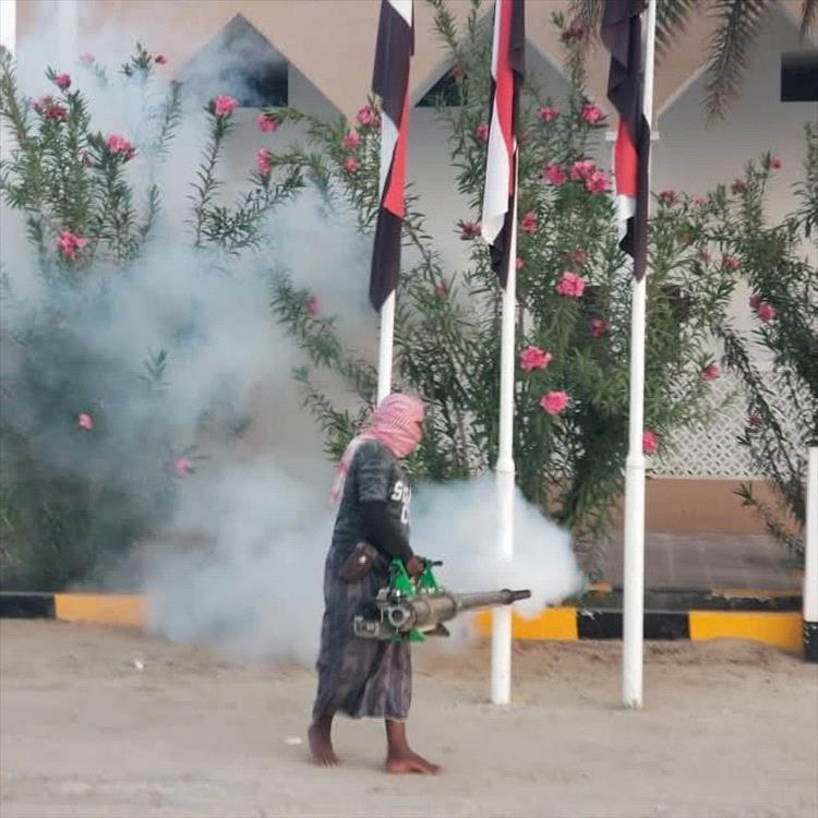 حملة رش ضبابي شاملة في مطار سيئون لتعزيز الصحة والبيئة الآمنة