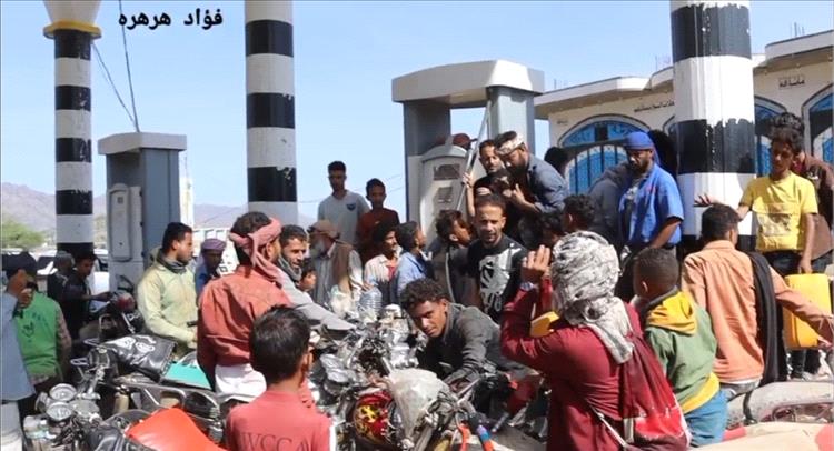 قيادة مكتب الصناعة واللجنة المجتمعية بالحصين تُشرف على توزيع الوقود وسط أزمة خانقة