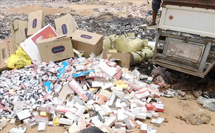 الجمارك بمنفذ الوديعة الحدودي بحضرموت تتلف كميات كبيرة من السلع المنتهية والممنوعة :