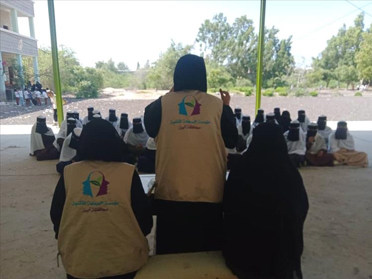 فريق التوعية يقيم محاضرات توعوية عن الإبتزاز ألكتروني في مجمع اروى للبنات