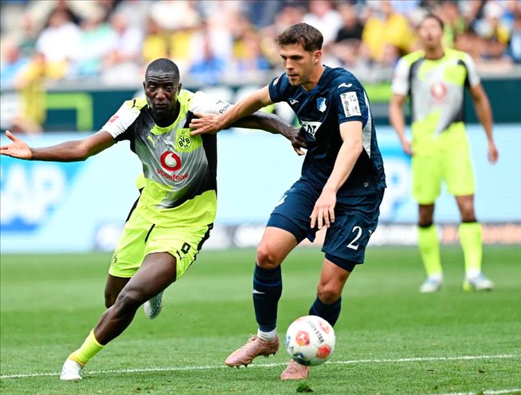 بايرن ميونخ يقترب من حسم لقب الدوري الألماني بعد خسارة بروسيا دورتموند أمام هوفنهايم