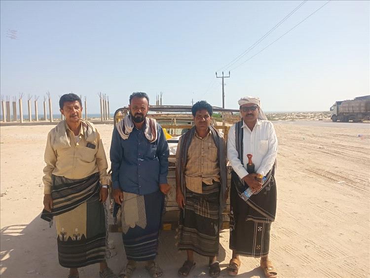 وفد الائتلاف الوطني الجنوبي يواسي أسر ضحايا غرق صيادي رضوم ويقدّم مساعدات إنسانية