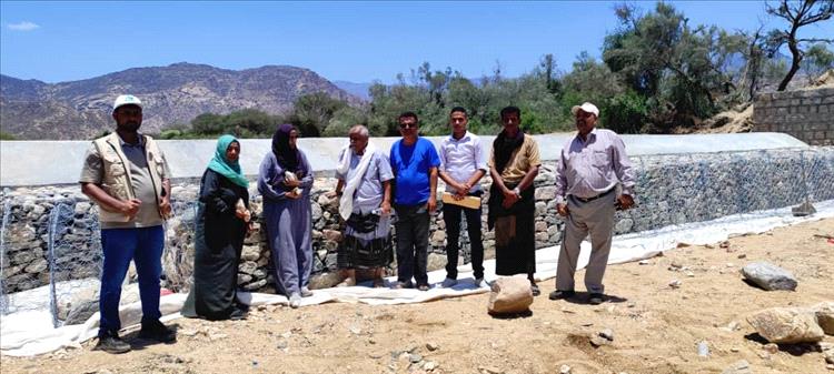 وكيلة وزارة التخطيط تتفقد قنوات الري بوادي مليحة بمديرية لودر
