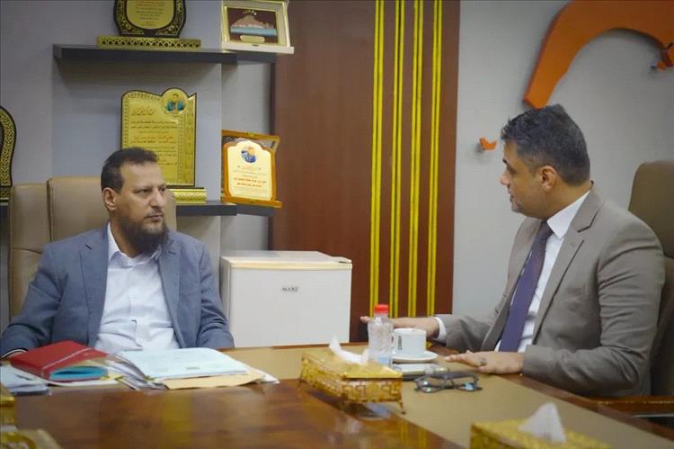 المحافظ شيخ يلتقي نائب وزير الإعلام ويؤكد دعم تطوير المؤسسات والعمل الإعلامي في العاصمة المؤقتة عدن