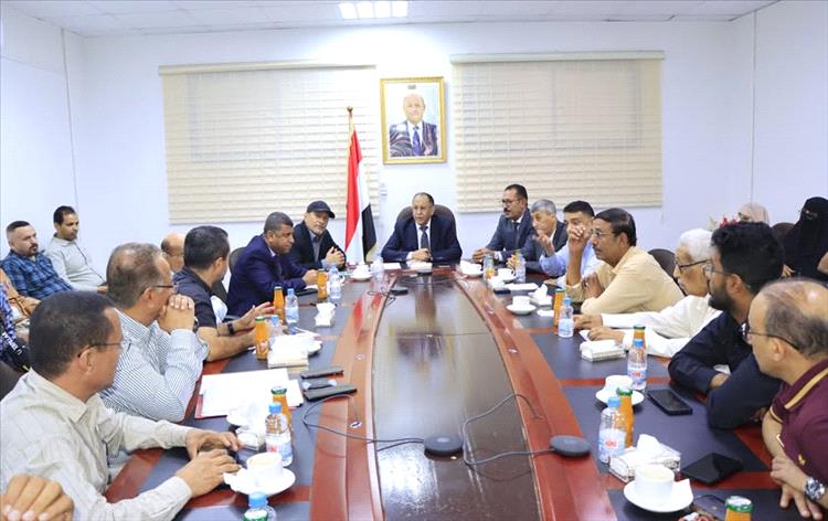 وزير الصناعة والتجارة يناقش مع الغرفة التجارية وشركات الملاحة معالجات خفض تكاليف الشحن