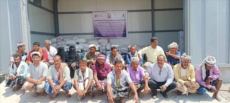 كلية الزراعة بجامعة لحج تنفذ توزيع الاعلاف الحيوانية المركزة ووحدات الألبان