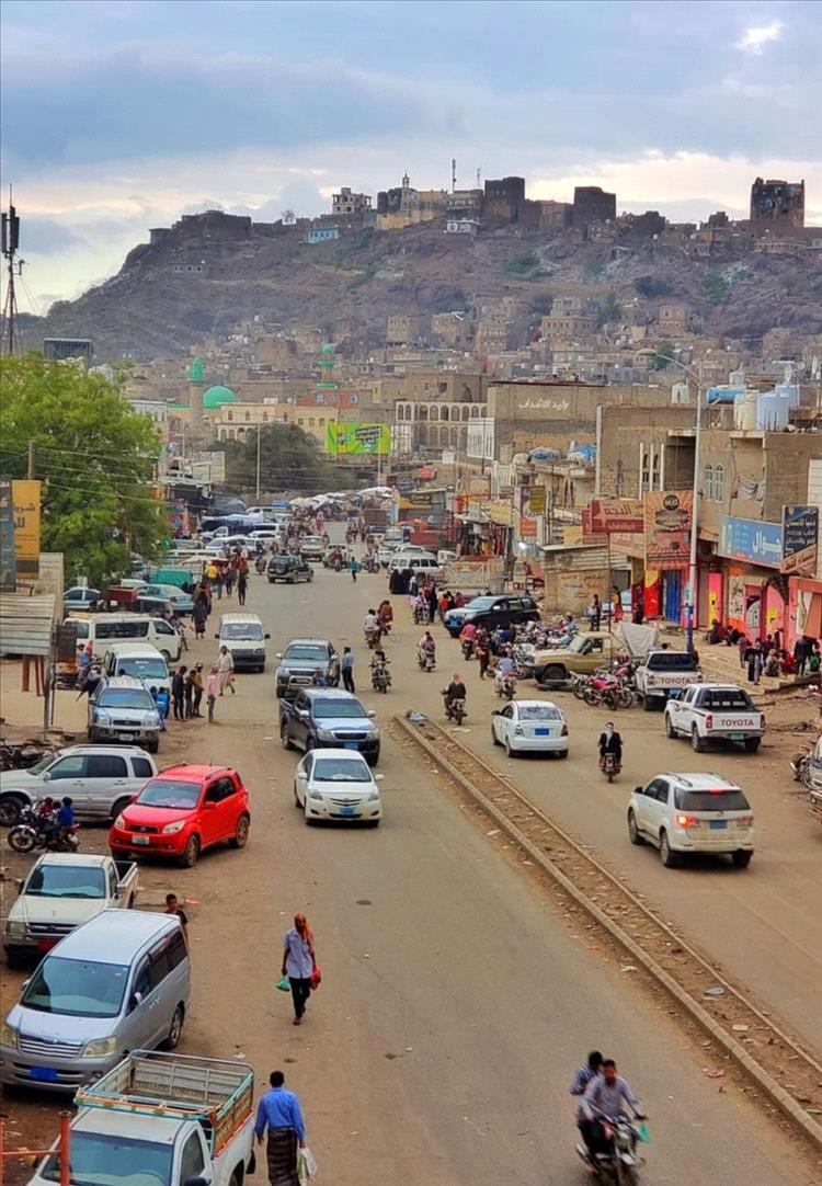 إدانة شعبية واسعة لهجوم مسلح على مبنى محافظة الضالع وإصابة مدير الثقافة وسط مطالب بحسم الفوضى