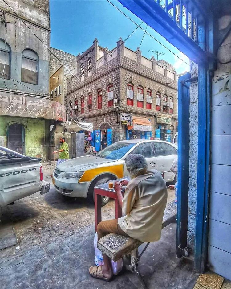 حين تتكئ الذاكرة على جدرانها.. مباني عدن القديمة تصارع الزوال وسط زحف الإسمنت