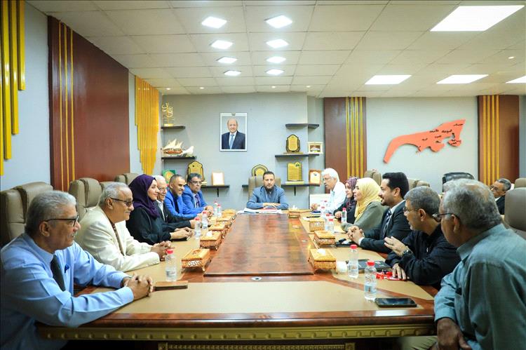 محافظ عدن يضع خارطة عمل جديدة.. توجيهات حاسمة لمديري المكاتب التنفيذية