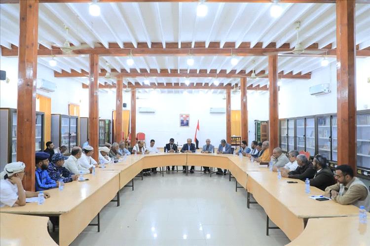 وكيل حضرموت يترأس اجتماعًا في شبام لتعزيز التنسيق بين السلطات لتحسين الخدمات والتنمية