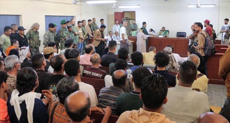 جلسة مشحونة في قضية مقتل سائق باص بعدن.. رئيس نيابة الاستئناف يحضر والمتهم يفجّر مفاجأة داخل المحكمة