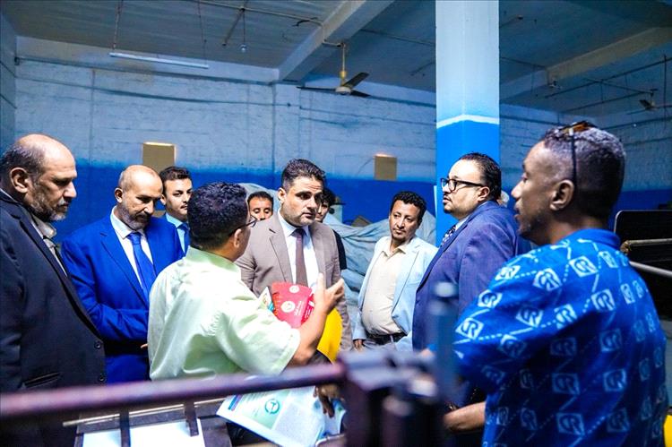 نائب وزير الإعلام يتفقد مؤسسة 14 أكتوبر ويؤكد دعم الوزارة لتفعيل دور المؤسسات الإعلامية