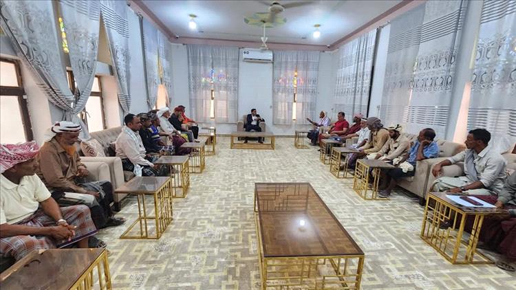 السقطري يؤكد في لقاء موسع وحدة الصف ومساندة السلطة المحلية للمواطنين