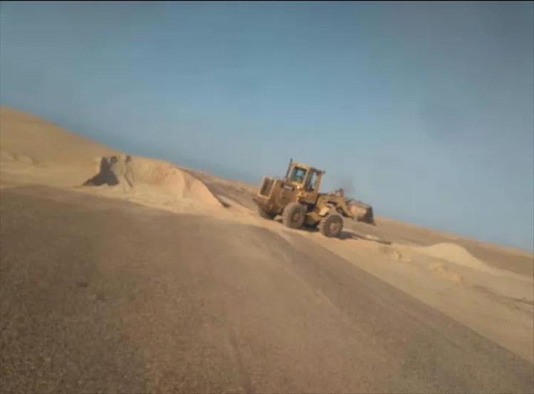 العميد السليماني يوجه بإزالة الرمال المتحركة بطريق ساحل امبح في شبوة