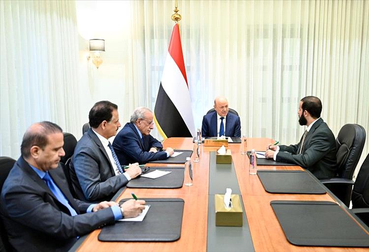 رئيس مجلس القيادة يشدد على أهمية تحفيز كافة الطاقات للنهوض بمحافظة ابين