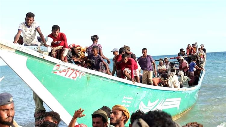 حادث مأساوي قبالة المخا.. وفاة صياد وفقدان آخر بعد انقلاب قاربهم وسط أمواج عاتية