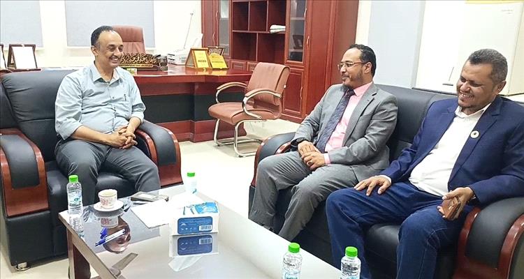 مدير عام صحة عدن يلتقي مؤسسة البصر الخيرية العالمية ويشيد بجهودها الإنسانية