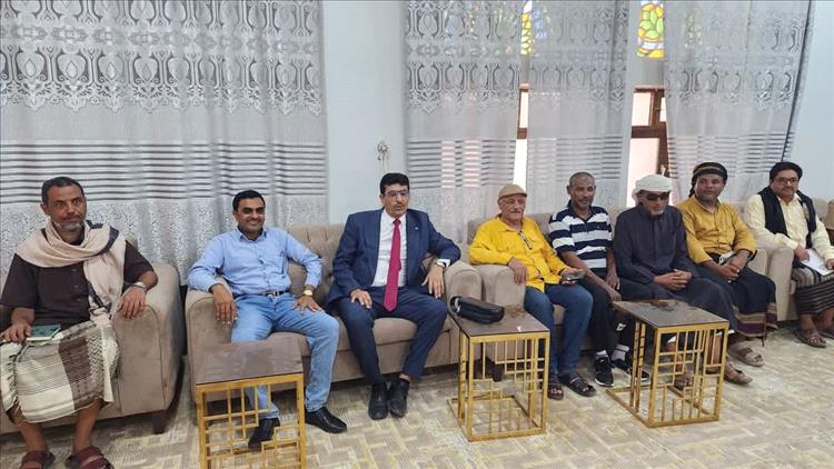 السقطري ووكيل وزارة الشباب يناقشان سبل تطوير القطاع الرياضي في سقطرى