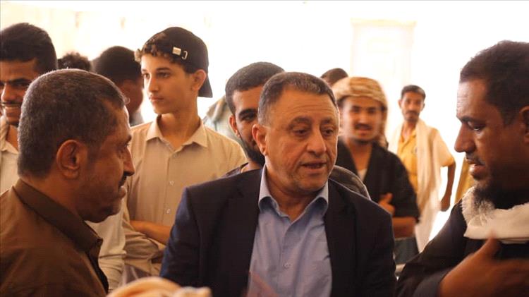 الأمين العام للمجلس المحلي بأبين يتفقد سير العمل في الأحوال المدنية بخنفر ويشيد بالتطور النوعي في الخدمات الإلكترونية