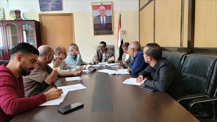 وكيل محافظة تعز يستعرض خطة شاملة لتفعيل الأداء المالي وتنمية الموارد