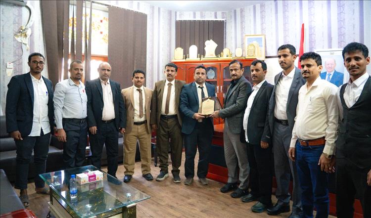المحافظ بن الوزير يتسلّم درع الوفاء من طلاب الدراسات العليا بجامعة شبوة تقديراً لجهوده التنموية