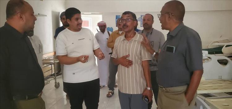 وكيل المهرة للشؤون الفنية يطّلع على احتياجات قسم العزل بمستشفى الغيضة المركزي
