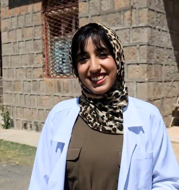 طبيبة من إب ترد على منتقديها: معركتي مع معاناة المرضى لا مع مظهري