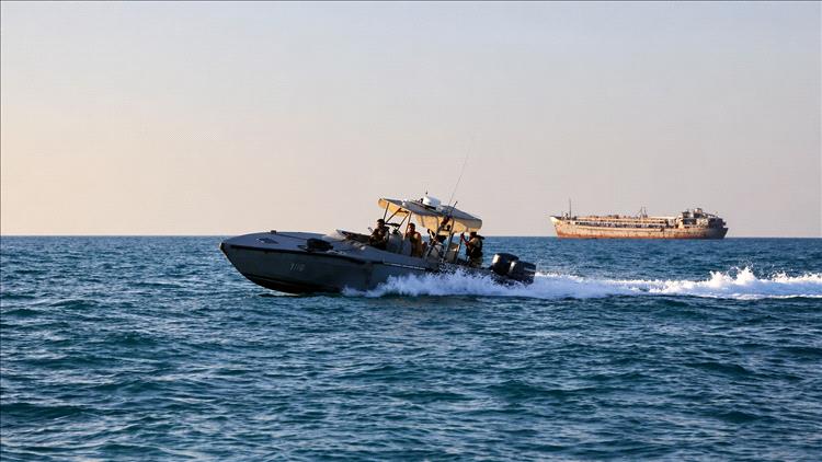 عاجل: غرق زورق عسكري قبالة سواحل جزيرة ميون