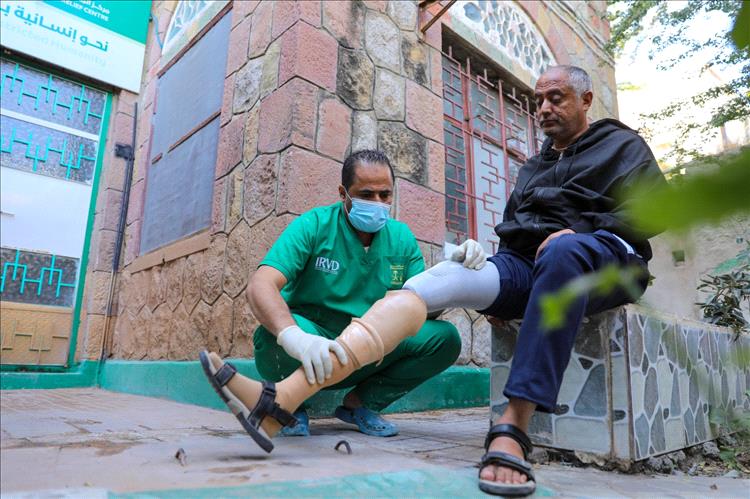 مركز الأطراف الصناعية وإعادة التأهيل بتعز يقدم أكثر من 1400 خدمة علاجية وتأهيلية خلال مارس الماضي