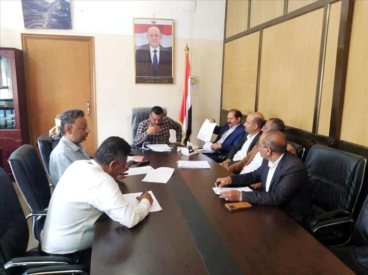 وكيل محافظة تعز يستعرض خطة الجوانب التنموية والمالية