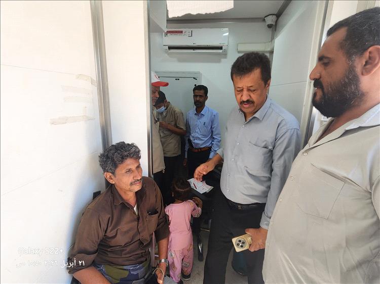مدير عام رضوم يشيد بخدمات المستشفى الميداني للهلال الأحمر اليمني في منطقة عرقة بشبوة