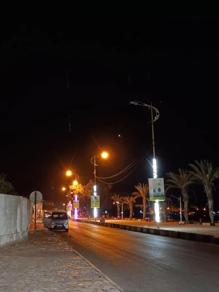 بدعم مؤسسة رؤية عدن.. إنجاز المرحلة الأولى لإنارة كورنيش كود النمر