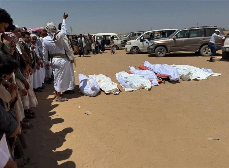 وداع موجع في مأرب.. تشييع جماعي لضحايا الحريق الذي فجع أسرة كاملة