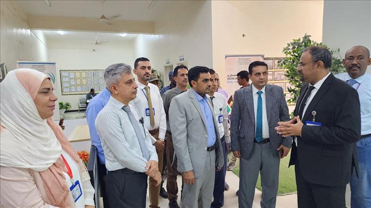 وكيل محافظة سقطرى يزور معرض التصميم الجرافيكي