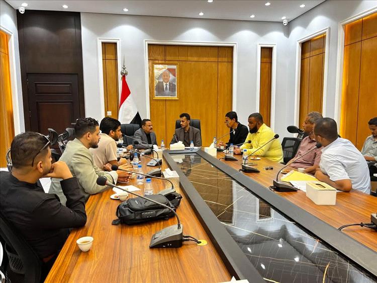 الوكيل الجيلاني يترأس لقاءً رسميًا لمناقشة صيانة الطرق وتنظيم أوضاع الميازين بحضرموت