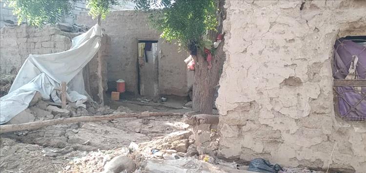 سقوط منزل طيني لمواطن في منطقة المخزن بمديرية خنفر