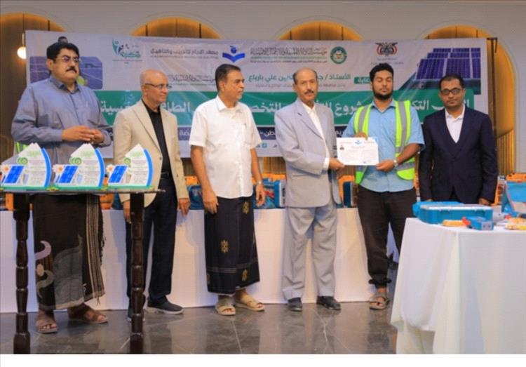 تخريج 140 شابًا في الطاقة الشمسية ضمن “تمكين 9” ومؤسسة البادية تؤكد: استثمار حقيقي في مستقبل سوق العمل
