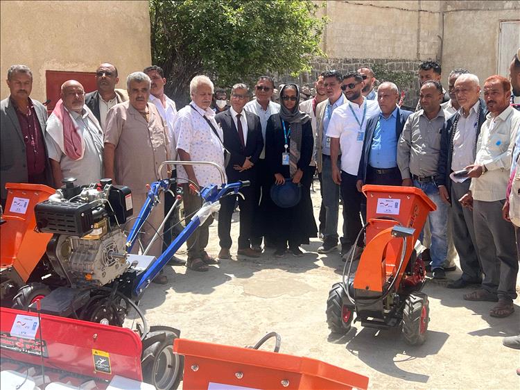 الدعيس وجامل يوزعان معدات زراعية ومشاتل بن في المواسط والصلو بتعز